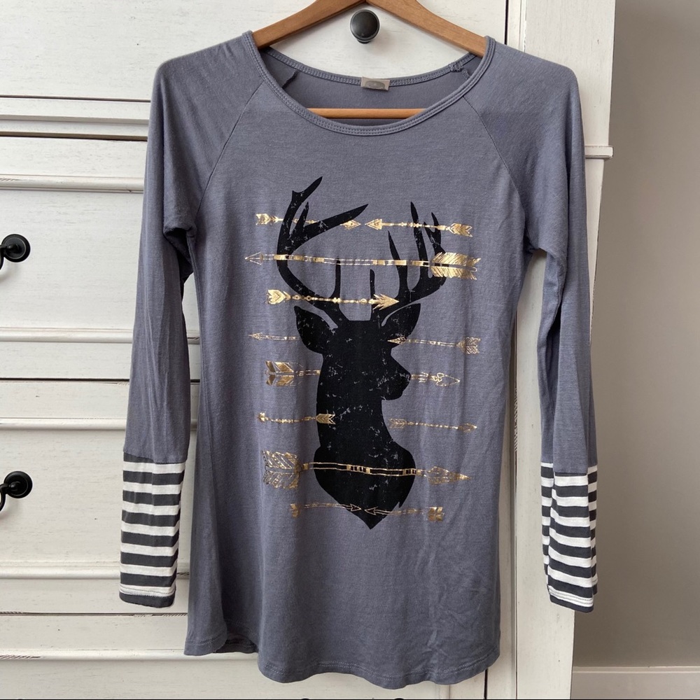 Color Bear Gray Deer with Gold Arrows Shirt. Size Small. EUC
